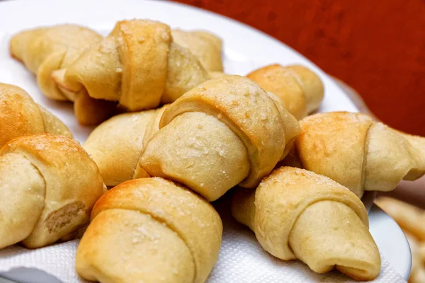 Croissants Gefüllt Mit Guave Zum Frühstück Serviert Auf Einem Teller — Stockfoto