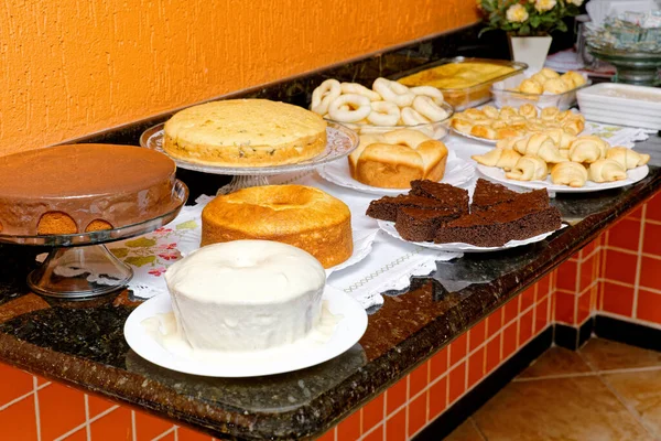 Tavola Colazione Con Gustosi Pani Torte Pane Formaggio Bagel — Foto Stock