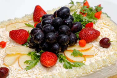 Tavuk, mayonez ve meyve süslemeli tuzlu ekmek turtası.