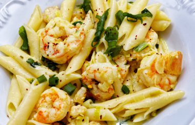 Tabakta servis edilen karides soslu makarna.