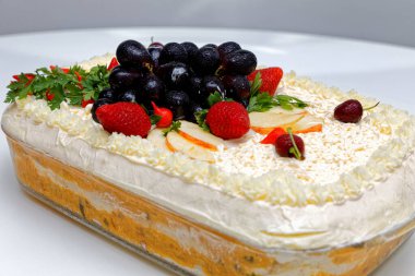 Tavuk, mayonez ve meyve süslemeli tuzlu ekmek turtası.