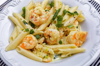 Tabakta servis edilen karides soslu makarna.