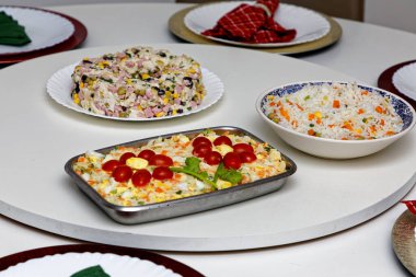 Pirinçli Noel yemeği, mayonez salatası, farofa, kızarmış et.