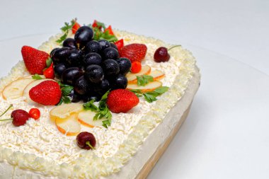 Tavuk, mayonez ve meyve süslemeli tuzlu ekmek turtası.