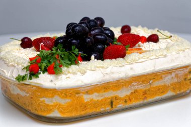 Tavuk, mayonez ve meyve süslemeli tuzlu ekmek turtası.