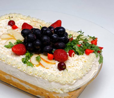 Tavuk, mayonez ve meyve süslemeli tuzlu ekmek turtası.