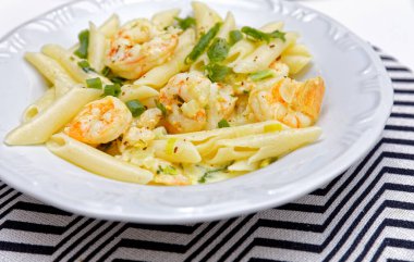 Tabakta servis edilen karides soslu makarna.