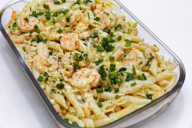 Tabakta servis edilen karides soslu makarna.