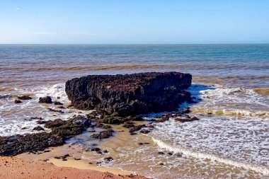 Sahilde deniz dalgalarıyla kayalar