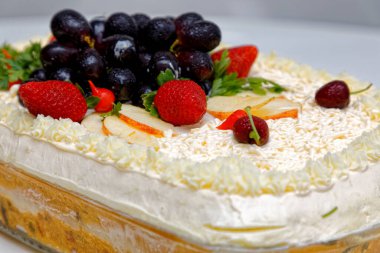 Tavuk, mayonez ve meyve süslemeli tuzlu ekmek turtası.