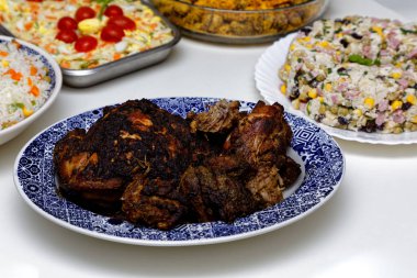 Pirinçli Noel yemeği, mayonez salatası, farofa, kızarmış et.