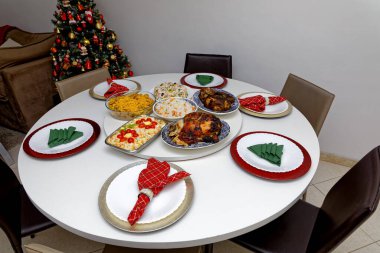 Pirinçli Noel yemeği, mayonez salatası, farofa, kızarmış et.