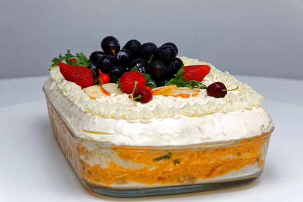 Torta Pão Salgada Com Frango Maionese Decoração Frutas — Fotografia de Stock