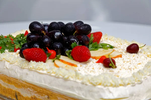 Torta Pão Salgada Com Frango Maionese Decoração Frutas — Fotografia de Stock