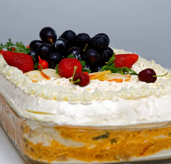 Torta Pão Salgada Com Frango Maionese Decoração Frutas — Fotografia de Stock