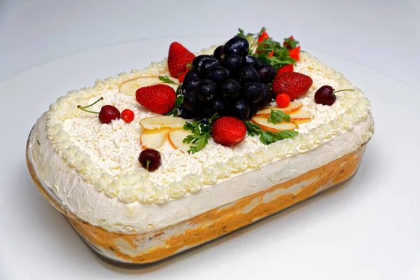 Torta Pão Salgada Com Frango Maionese Decoração Frutas — Fotografia de Stock