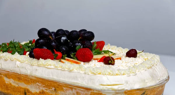 Torta Pão Salgada Com Frango Maionese Decoração Frutas — Fotografia de Stock