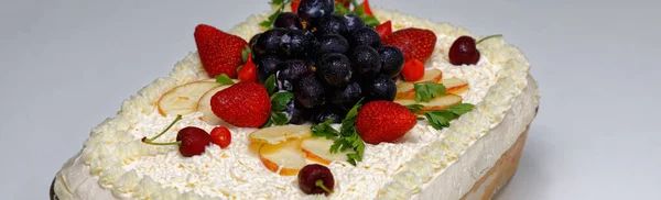 Torta Pão Salgada Com Frango Maionese Decoração Frutas — Fotografia de Stock