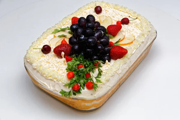 Torta Pane Salata Con Pollo Maionese Decorazione Frutta — Foto Stock