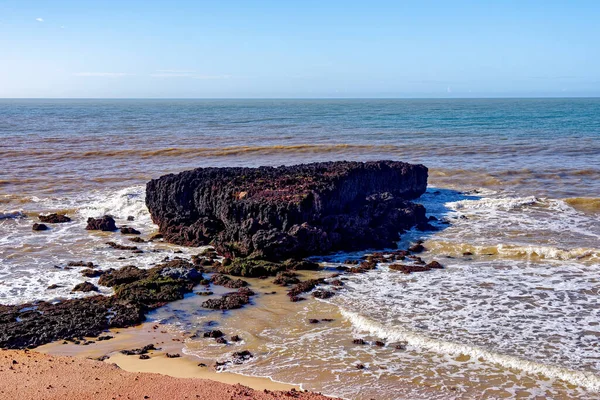 Rocas Playa Con Olas Marinas —  Fotos de Stock