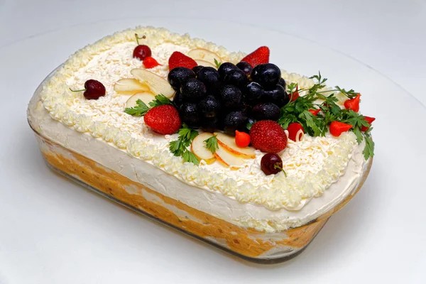 Torta Pão Salgada Com Frango Maionese Decoração Frutas — Fotografia de Stock