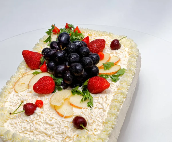 Torta Pão Salgada Com Frango Maionese Decoração Frutas — Fotografia de Stock