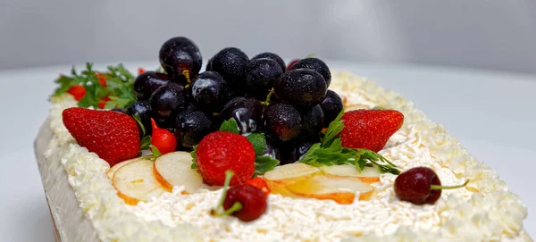 Torta Pão Salgada Com Frango Maionese Decoração Frutas — Fotografia de Stock