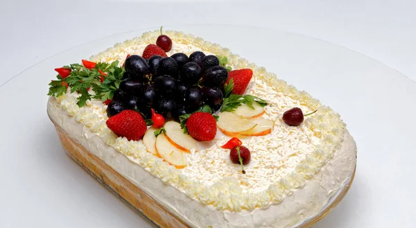 Torta Pão Salgada Com Frango Maionese Decoração Frutas — Fotografia de Stock