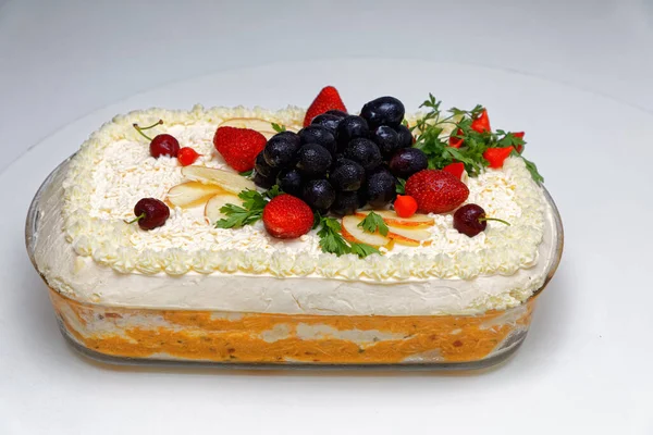 Torta Pão Salgada Com Frango Maionese Decoração Frutas — Fotografia de Stock
