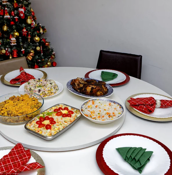 Χριστουγεννιάτικο Δείπνο Ρύζι Σαλάτα Μαγιονέζας Φαρόπα Ψητό Κρέας — Φωτογραφία Αρχείου