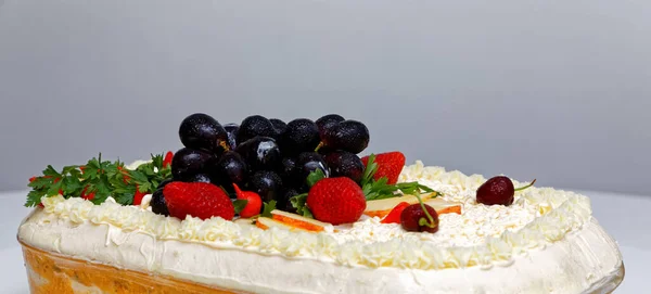 Torta Pão Salgada Com Frango Maionese Decoração Frutas — Fotografia de Stock