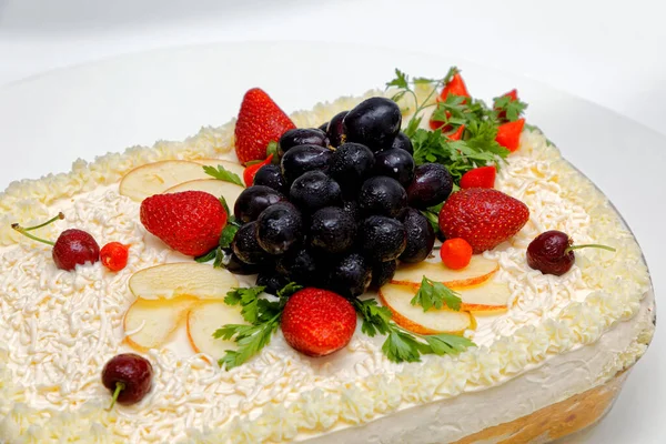 Torta Pão Salgada Com Frango Maionese Decoração Frutas — Fotografia de Stock