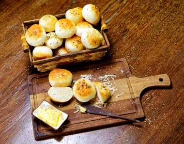 Tahtada tereyağlı kekikli patates ekmeği servis ediliyor..