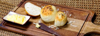 Tahtada tereyağlı kekikli patates ekmeği servis ediliyor..