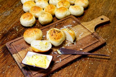 Tahtada tereyağlı kekikli patates ekmeği servis ediliyor..