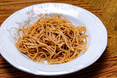 Sarımsaklı ve yağlı spagetti..