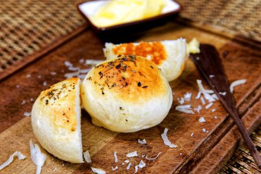 Tahtada tereyağlı kekikli patates ekmeği servis ediliyor..