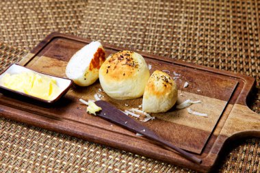 Tahtada tereyağlı kekikli patates ekmeği servis ediliyor..