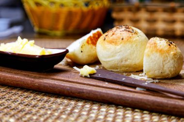 Tahtada tereyağlı kekikli patates ekmeği servis ediliyor..