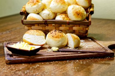 Tahtada tereyağlı kekikli patates ekmeği servis ediliyor..