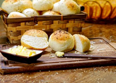 Tahtada tereyağlı kekikli patates ekmeği servis ediliyor..