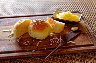 Tahtada tereyağlı kekikli patates ekmeği servis ediliyor..