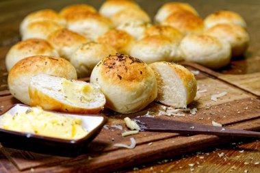 Tahtada tereyağlı kekikli patates ekmeği servis ediliyor..