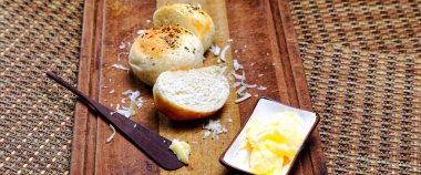 Tahtada tereyağlı kekikli patates ekmeği servis ediliyor..