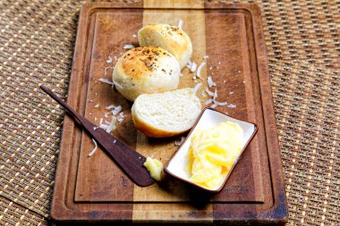 Tahtada tereyağlı kekikli patates ekmeği servis ediliyor..