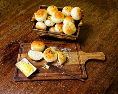 Tahtada tereyağlı kekikli patates ekmeği servis ediliyor..