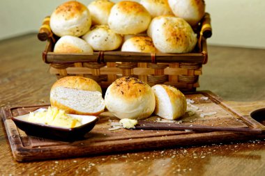 Tahtada tereyağlı kekikli patates ekmeği servis ediliyor..