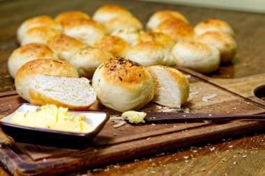 Tahtada tereyağlı kekikli patates ekmeği servis ediliyor..