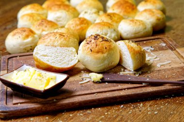 Tahtada tereyağlı kekikli patates ekmeği servis ediliyor..