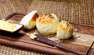 Tahtada tereyağlı kekikli patates ekmeği servis ediliyor..